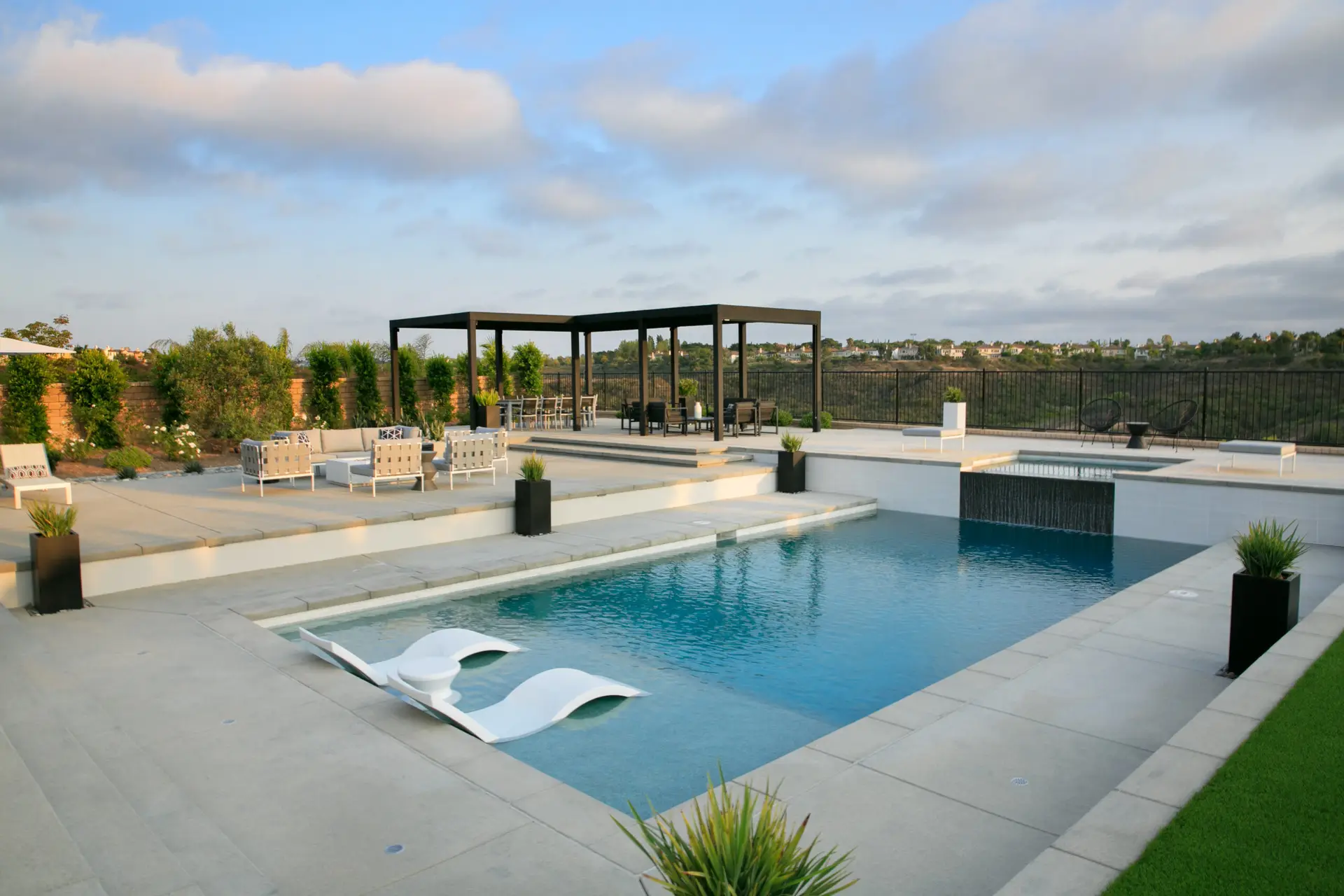 A California Smartscape pool, spa and pergola on a San Diego County hillside lot